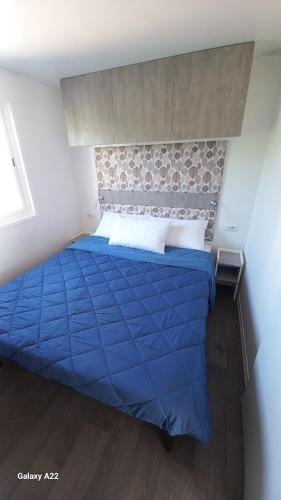 a bedroom with a blue bed in a room at Parco Vacanze Italia in Albenga