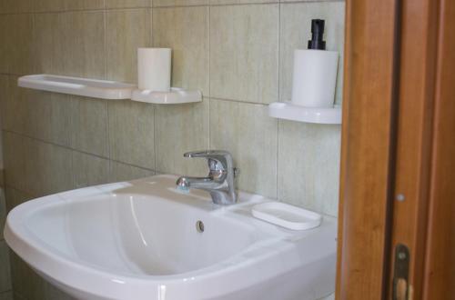 un lavandino da bagno con 2 rotoli di carta igienica di Cifalino - Full Cozy Apartment with Wi-Fi in Catania a Catania