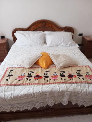 ein Bett mit einer weißen Bettdecke und 2 Kissen in der Unterkunft B&b Su Entu in Muravera