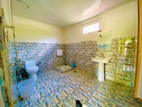 Bathroom sa Greenwood Resort Skardu