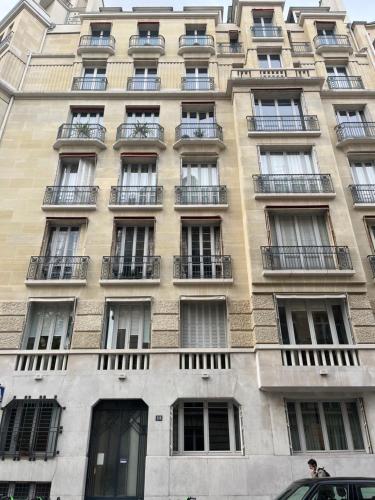 un grand bâtiment avec des balcons sur le côté dans l'établissement Eiffel house, à Paris