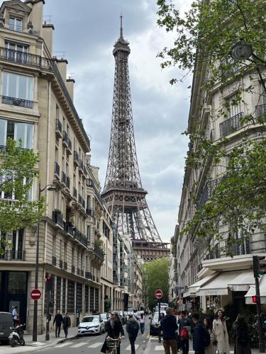 une rue en face de la tour Eiffel dans l'établissement Eiffel house, à Paris