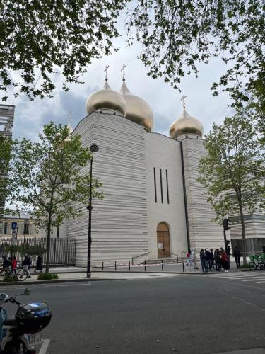 un grand bâtiment blanc avec des dômes d'or. dans l'établissement Eiffel house, à Paris