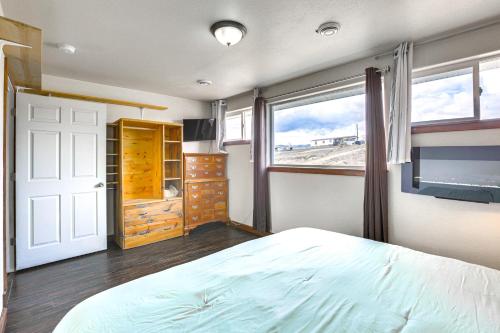 una camera con un grande letto e una finestra di Secluded Buffalo Rental with Fire Pit about 2 Mi to Dtwn a Buffalo