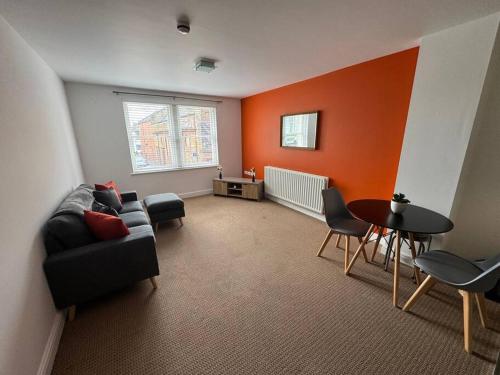 uma sala de estar com um sofá e uma mesa em Curwen Apartment em Workington