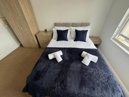 um quarto com uma cama grande com duas cruzes em Curwen Apartment em Workington
