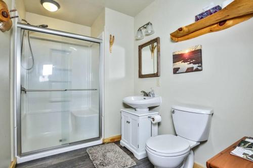 uma casa de banho com um chuveiro, um WC e um lavatório. em Hearthwood Beach House - Lake Tomahawk em Minocqua