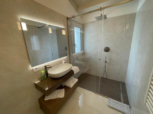 a bathroom with a sink and a shower at Haus Margarete - Attico Infinity Vista Mare con Jacuzzi - Agenzia Cocal in Caorle