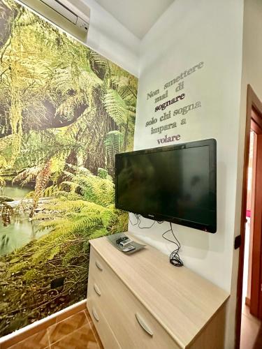 モドゥーニョにあるCIAOBRO Apartmentの壁画付き薄型テレビ