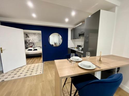 une salle à manger avec une table et des chaises bleues dans l'établissement Old Town Lovely Apartment in Nice, à Nice