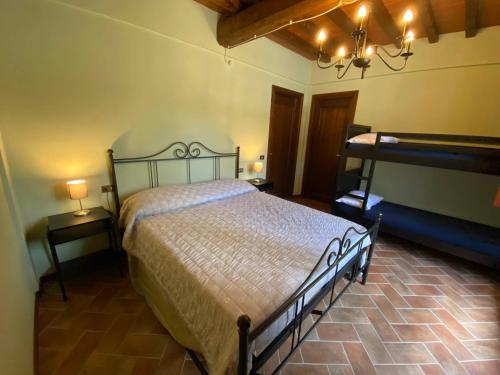 una camera da letto con un letto grande e un lampadario di Il Nido a Gambassi