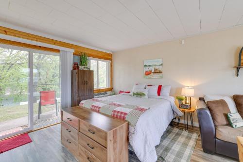 - une chambre avec un lit, un canapé et une fenêtre dans l'établissement Waterfront Shell Knob Retreat on Table Rock Lake!, à Shell Knob