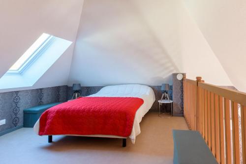 een slaapkamer met een bed met een rode deken bij Vielle Aure Le 2 Bers 90m2 in Vielle-Aure