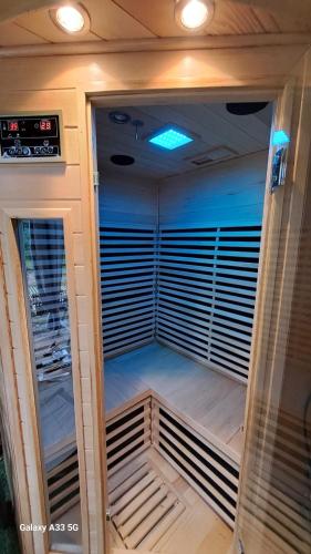 une pièce avec un radiateur dans une pièce dans l'établissement Domaine de Cachaou Logis du Pujeau sauna & spa piscine chauffée, à Salles