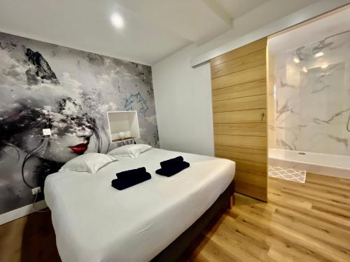 une chambre avec un lit blanc avec un tableau sur le mur dans l'établissement Old Town Lovely Apartment in Nice, à Nice