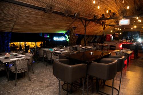 um restaurante com mesas e cadeiras num quarto em The Blowfish Hotel em Lagos