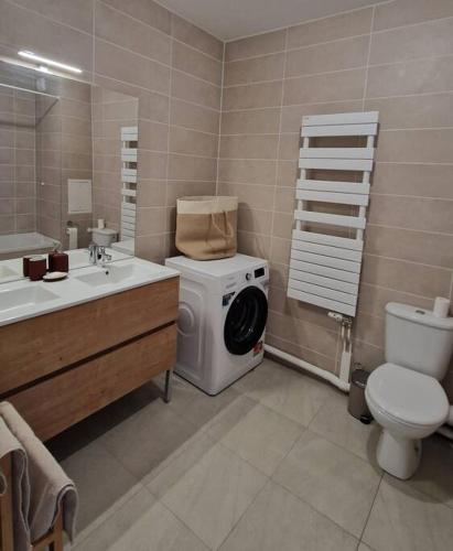 une salle de bain avec une machine à laver et un lave-linge dans l'établissement Chic & Spacious 3-Bedroom with balcony, à Saint-Ouen