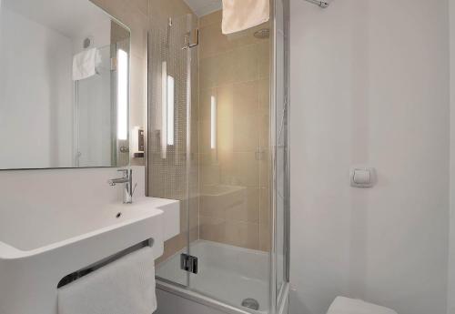 W łazience znajduje się prysznic, umywalka i toaleta. w obiekcie B&B HOTEL Le Tréport Friville w mieście Friville-Escarbotin