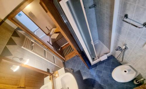 a small bathroom with a toilet and a window at La Garzaga Turismo Rurale in Ceresara