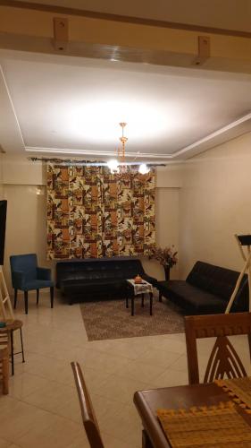 uma sala de estar com um sofá e uma parede em Appartement Mohammed V Airport Top em Deroua