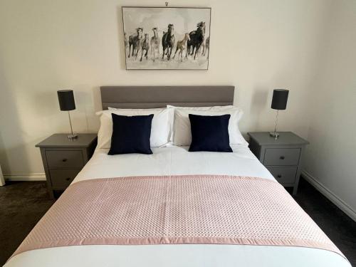 - une chambre avec un grand lit et 2 tables de chevet dans l'établissement Academy Street Apartments, à Belfast