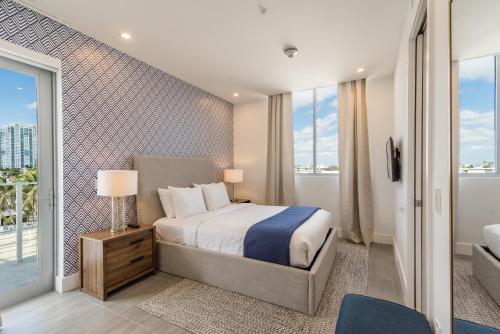 een slaapkamer met een bed en een balkon bij MILLA South Beach in Miami Beach