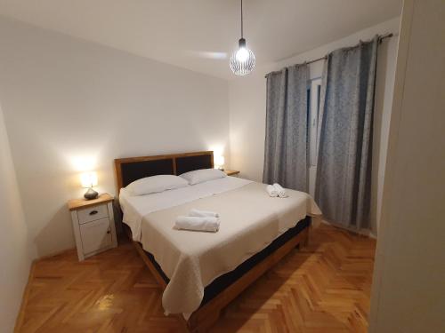 1 dormitorio con 1 cama con 2 toallas en Apartman Martina, en Sveti Filip i Jakov