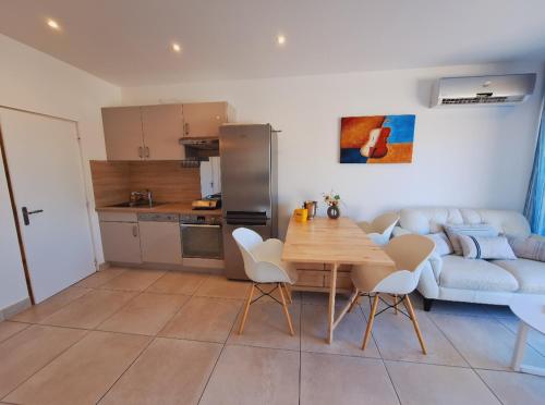 Il dispose d'une cuisine et d'un salon avec une table et un canapé. dans l'établissement La Madrague, à Saint-Cyr-sur-Mer