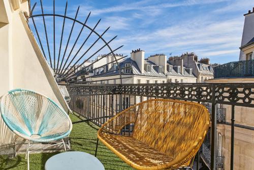 balkon z 2 krzesłami i ławką na balkonie w obiekcie R. Kipling by Happyculture w Paryżu