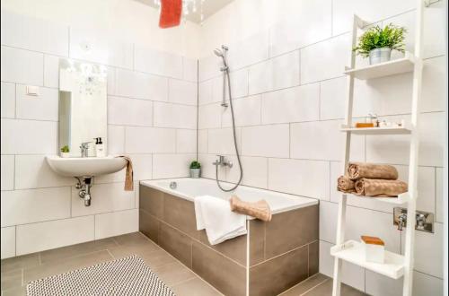 Bathroom sa Modern Apartment with Balcony & Free Parking - Nearby Metro
