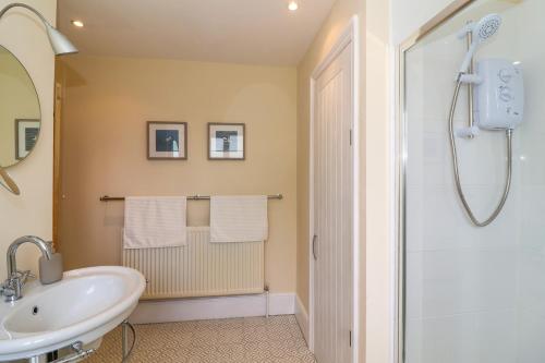 La salle de bains est pourvue d'une douche et d'un lavabo. dans l'établissement Canny Croft, à Bridgwater
