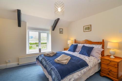 - une chambre avec un grand lit et une fenêtre dans l'établissement Canny Croft, à Bridgwater