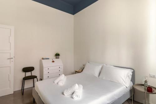 a bedroom with a bed with towels on it at Residenza '900 in Castellanza