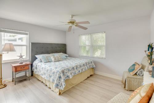 Un dormitorio con una cama y un ventilador de techo. en Ormond Beach Bungalow Close to Ocean and Daytona, en Ormond Beach