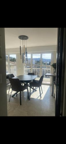 - une salle à manger avec une table et des chaises offrant une vue dans l'établissement Apparemment 2 pièces ensoleillé, à Cannes