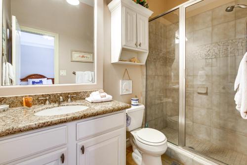 een badkamer met een douche, een toilet en een wastafel bij South Padre Island Condo - Walk to the Beach! in South Padre Island