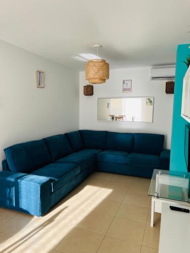 APARTAMENTO SITUADO EN EL CENTRO CON 3 HABITACIONES, DISPONE DE AIRE ACONDICIONADO Y WIFI A 150m DE LA PLAYA Y EL CASTILLO