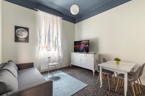 a living room with a couch and a table at Residenza '900 in Castellanza