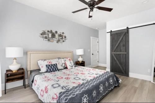 Voodi või voodid majutusasutuse Modern Luxury Broad Ripple Home toas
