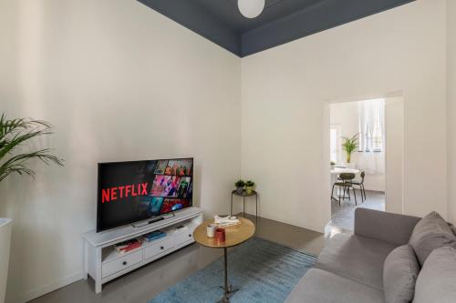 a living room with a couch and a tv at Residenza '900 in Castellanza