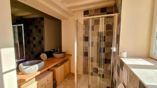 ein Badezimmer mit Dusche und Waschbecken in der Unterkunft L'Arromanchaise - Gold Beach in Arromanches-les-Bains