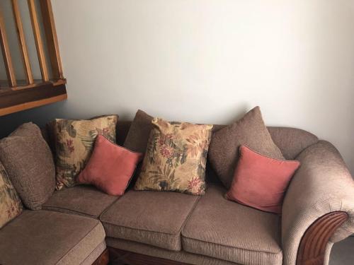 un sofá con almohadas en una habitación en Seaview, en Ocho Ríos