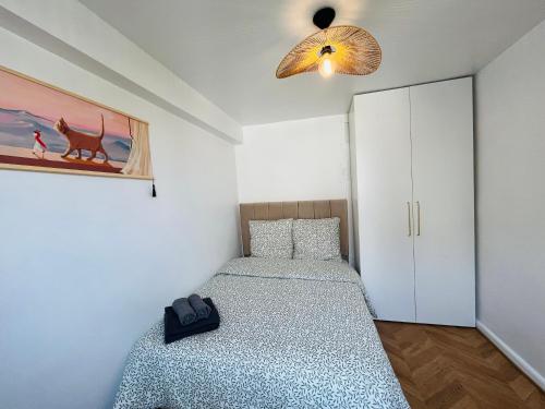 une chambre avec un lit et un tableau au mur dans l'établissement Dream Dwell Paris - Apart super 150m de Centre Pompidou, à Paris