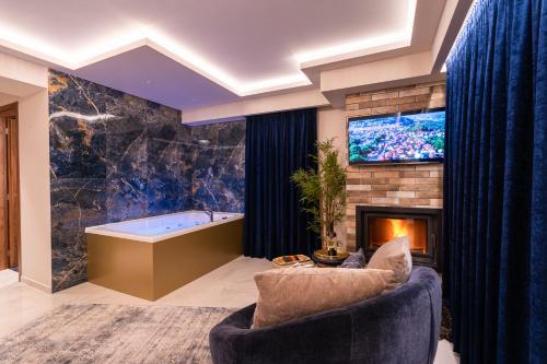 - un salon avec une baignoire et une télévision dans l'établissement FLOARA DI MUNTE Forest Luxury Suites, à Metsovo