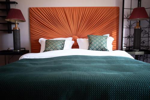 um quarto com uma cama grande e uma cabeceira laranja em Ardrhu House Fort William - Superior Room em Fort William
