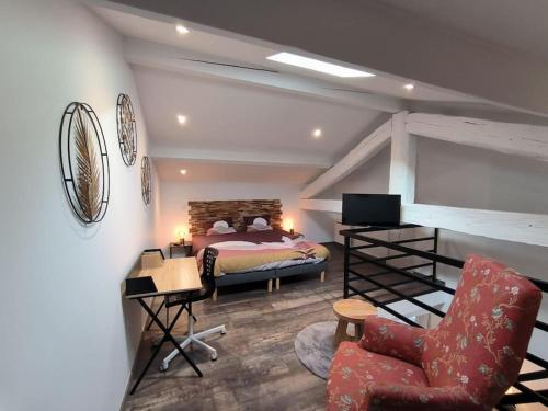 1 dormitorio con cama, escritorio y silla en T2 -55m2- Elégant et chaleureux, en Montbrison