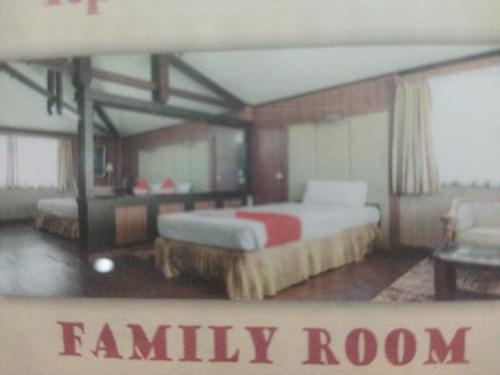 1 dormitorio con 1 habitación familiar con 1 cama en Hotel Anging Mammiri, en Makassar
