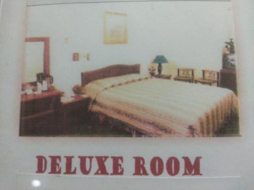un dormitorio con una cama y un cartel que dice habitación azul en Hotel Anging Mammiri, en Makassar