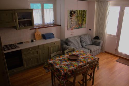 sala de estar con mesa, sofá y cocina en Malcesine rooms en Malcesine