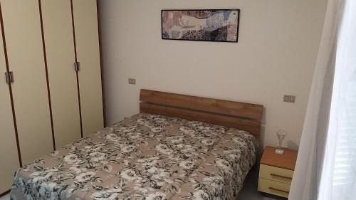- une chambre avec un lit et une photo sur le mur dans l'établissement Casa Nina, à Borgo a Giovi